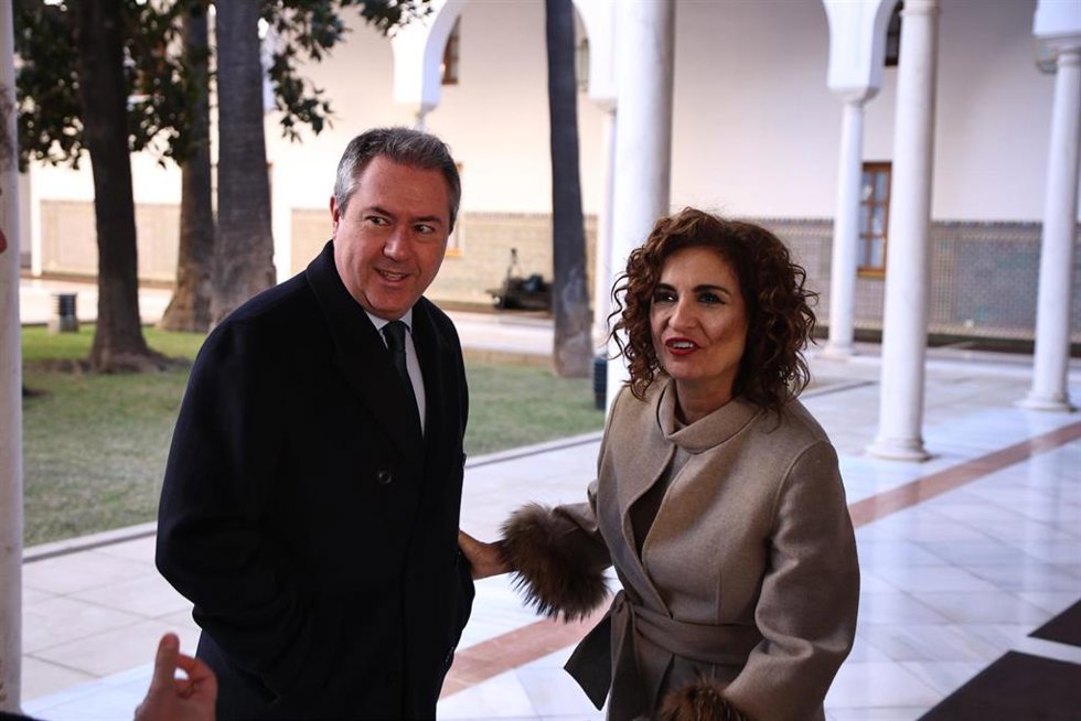 La vicesecretaria general del PSOE y ministra de Hacienda, María Jesús Montero junto al secretario general del PSOE-A, Juan Espadas antes del comienzo del pleno institucional del Parlamento andaluz con motivo del Día de Andalucía, a 28 de febrero de 202