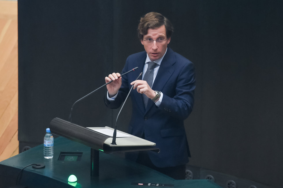 El alcalde de Madrid, José Luis Martínez-Almeida, interviene durante una sesión ordinaria del Pleno municipal del Ayuntamiento de Madrid, en el Palacio de Cibeles, a 28 de febrero de 2023