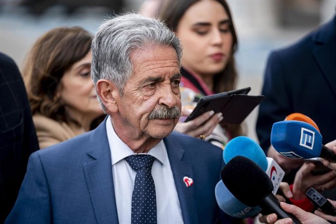 El presidente de Cantabria, Miguel Ángel Revilla, atiende a medios