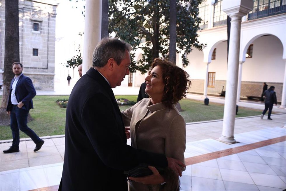 La vicesecretaria general del PSOE y ministra de Hacienda, María Jesús Montero junto al secretario general del PSOE-A, Juan Espadas antes del comienzo del pleno institucional del Parlamento andaluz con motivo del Día de Andalucía.