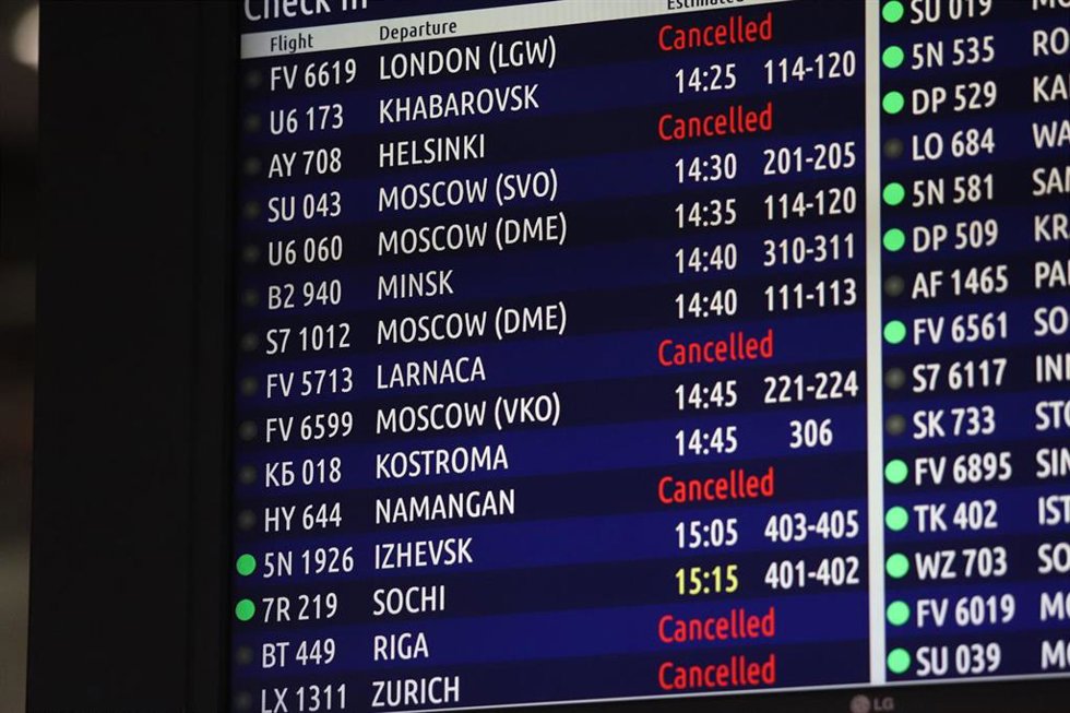 Archivo - Una pantalla con vuelos en el aeropuerto de Pukovo, en San Petersburgo (Rusia), durante la pandemia de coronavirus