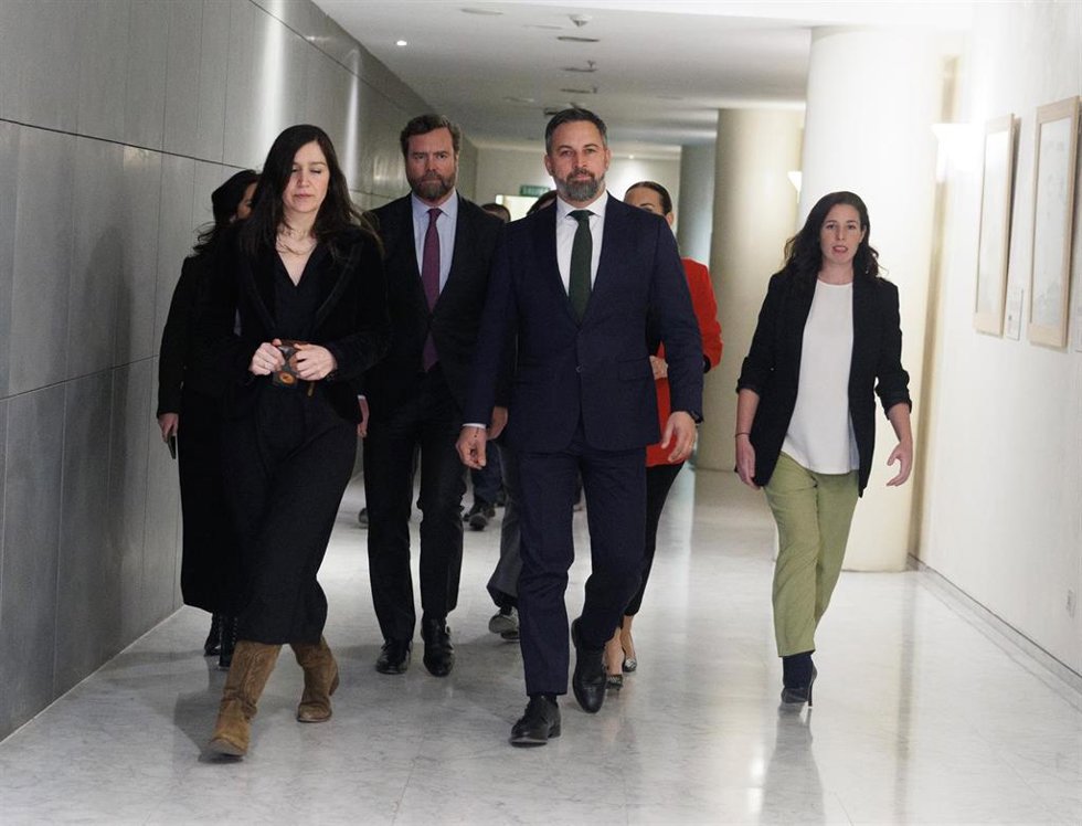 El líder de Vox, Santiago Abascal, junto a otros dirigentes de la formación tras el registro de la moción de censura