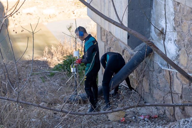 Integrantes de los G.E.A.S. buscan el arma del crimen en el arroyo Salado a 27 de febrero de 2023 en El Rubio, (Sevilla, Andalucía). Investigan la muerte de una chica de 17 años por arma de fuego en El Rubio (Sevilla) y detienen a su expareja