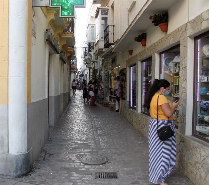 Archivo - Una persona en las calles del centro de Tarifa.
