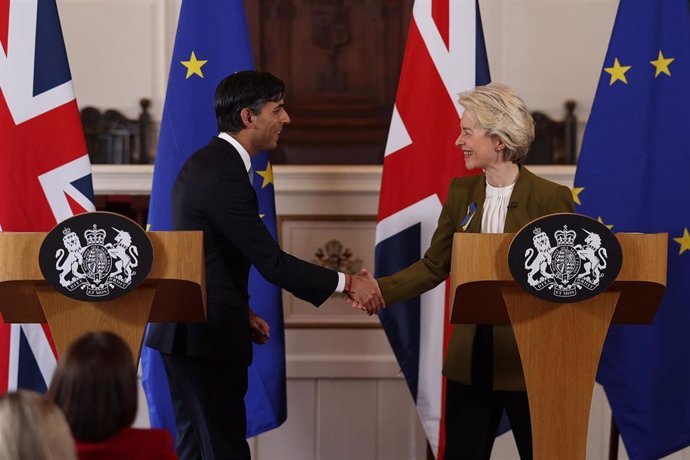 Saludo entre el primer ministro de Reino Unido, Rishi Sunak, y la presidenta de la Comisión Europea, Ursula Von der Leyen