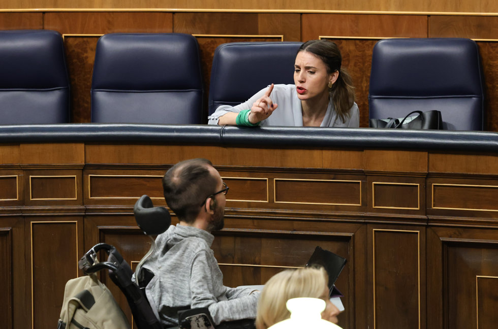 La ministra de Igualdad, Irene Montero, conversa con el portavoz de Unidas Podemos, Pablo Echenique