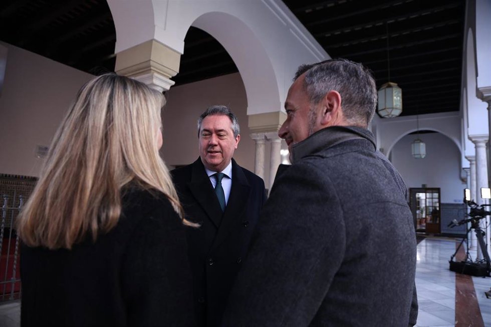 El secretario general del PSOE-A, Juan Espadas, antes del comienzo del pleno institucional del Parlamento andaluz con motivo del Día de Andalucía, a 28 de febrero de 2023 en Sevilla.