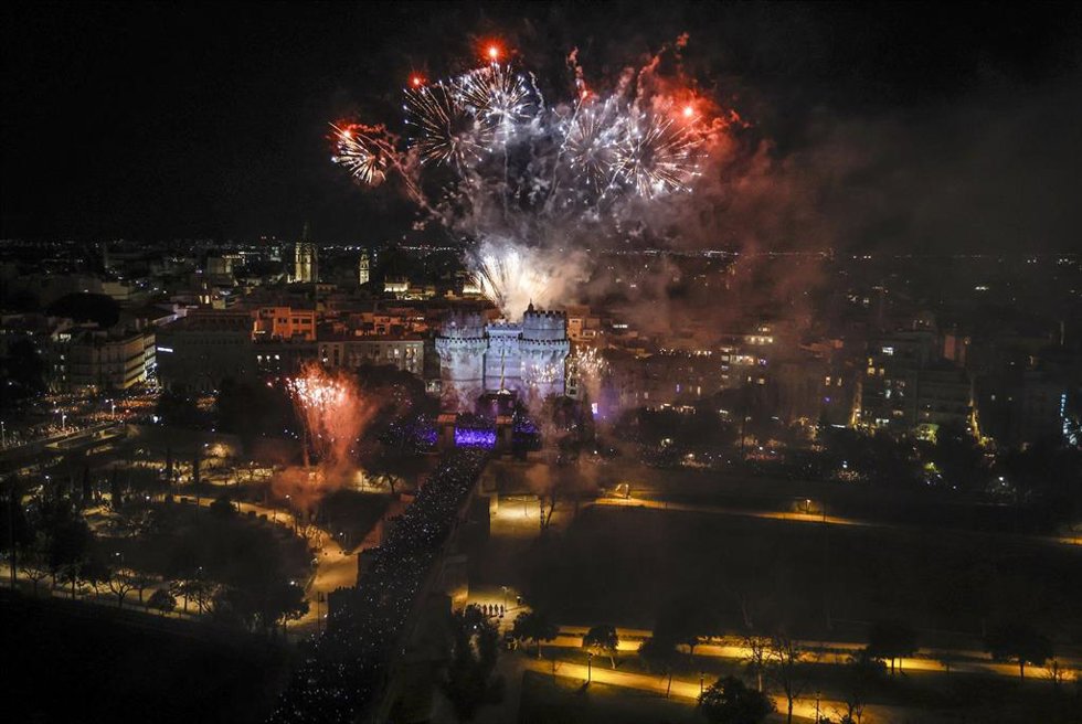 Fuegos artificiales durante la Crida 2023, en las Torres de Serranos. 