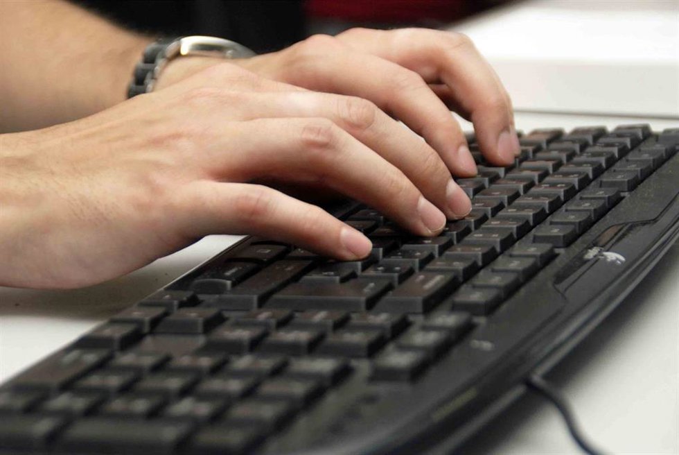 Archivo - Usuario Utilizando Un Teclado De Ordenador