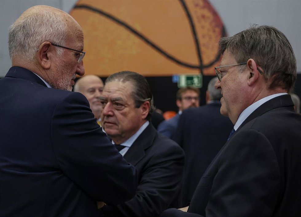 El president de la Generalitat Valenciana, Ximo Puig,  (d), conversa con el presidente ejecutivo y máximo accionista de Mercadona, Juan Roig (i), durante la Asamblea General de la Asociación Valenciana de Empresarios (AVE)