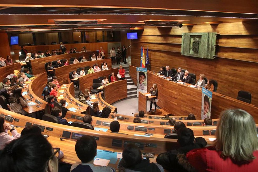 Archivo - Pleno infantil en la Junta General.