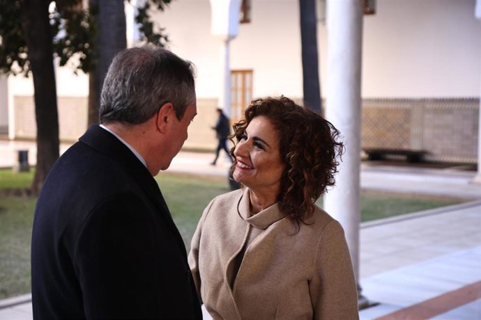 La vicesecretaria general del PSOE y ministra de Hacienda, María Jesús Montero junto al secretario general del PSOE-A, Juan Espadas antes del comienzo del pleno institucional del Parlamento andaluz con motivo del Día de Andalucía, a 28 de febrero de 202