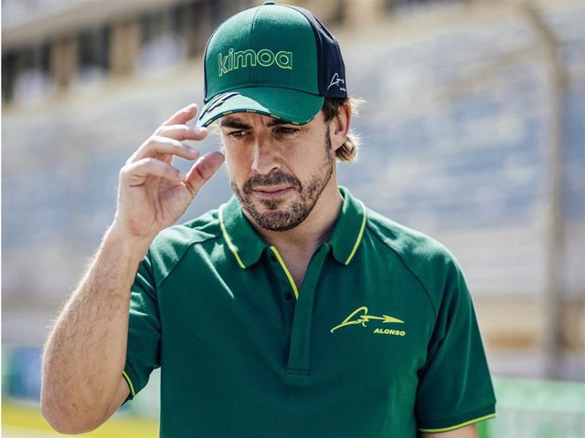 Fernando Alonso, con polo y gorra de la colección que ha lanzado con Kimoa y Aston Martin