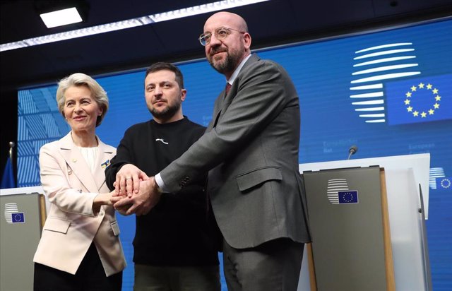Saludo entre la presidenta de la Comisión Europea, Ursula Von der Leyen, el presidente de Ucrania, Volodimir Zelenski, y el jefe del Consejo Europeo, Charles Michel