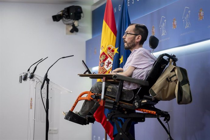 El portavoz de Unidas Podemos en el Congreso, Pablo Echenique, durante una rueda de prensa posterior a la reunión de la Junta de Portavoces, en el Congreso de los Diputados, a 21 de febrero de 2023, en Madrid (España).