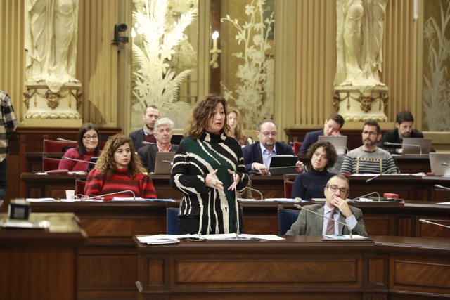 La presidenta del Govern, Francina Armengol, responde a los diputados en el Parlament.