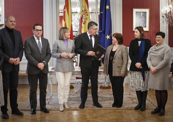 28.2.23, Valncia. Lliurament De La Memria AVL Al President De Les Corts, La Mesa I Representants Dels Grups. (Foto: José Cuéllar/Corts Valencianes)