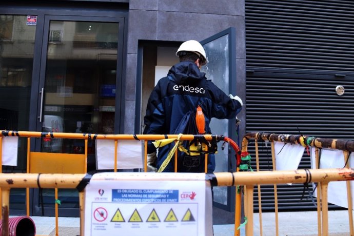 Un operario realiza trabajos para electrificar la demanda en Mataró (Barcelona)