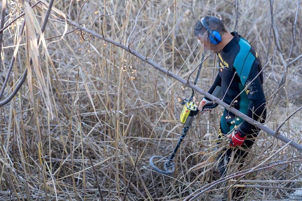 Un integrante de los G.E.A.S. busca el arma del crimen en el arroyo Salado a 27 de febrero de 2023 en El Rubio, (Sevilla, Andalucía). Investigan la muerte de una chica de 17 años por arma de fuego en El Rubio (Sevilla) y detenido su expareja
