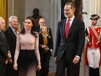 La Reina Letizia confirma que el rosa es su nuevo color favorito reinventando su falda degradada efecto fit