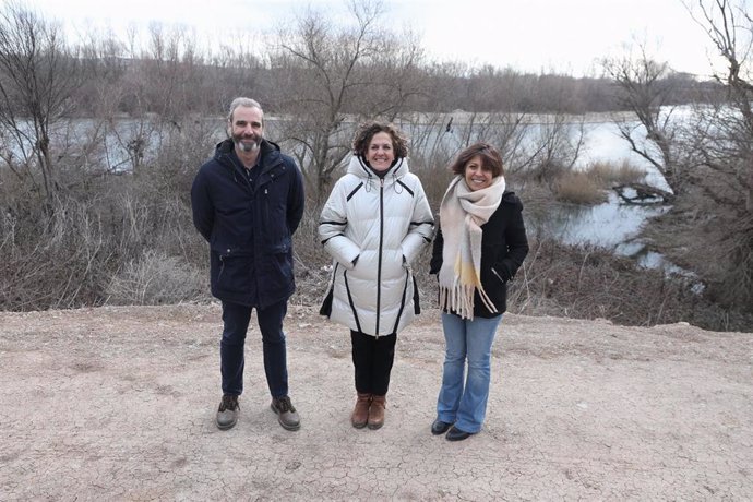 De izda a dcha: Luis Sanz, consejera Gómez y alcaldesa de Buñuel, en una zona del río Ebro objeto de actuación.