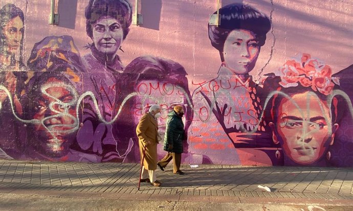 Archivo - Dos personas pasan delante de El mural feminista de Ciudad Lineal