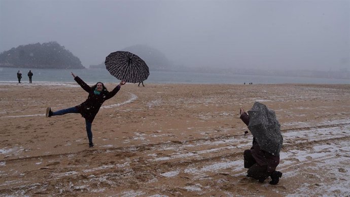 La playa de Ondarreta con copos de nieve, a 27 de febrero de 2023, en San Sebastián, Gipuzkoa, País Vasco (España). Euskadi se encuentra en aviso amarillo por riesgo de nieve con cotas de nieve en torno a los 0-100 metros. En consecuencia el Gobierno Va