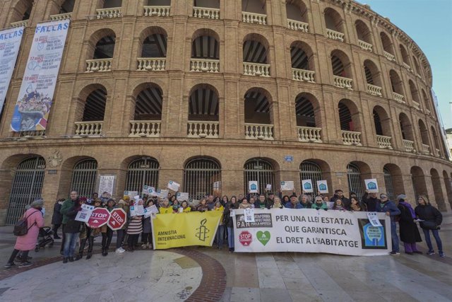 Un grupo de personas con pancartas durante una concentración de la Plataforma de Afectados por la Hipoteca (PAH) para exigir una ley de derecho a la vivienda, a 28 de febrero de 2023, en Valencia, Comunidad Valenciana (España). 