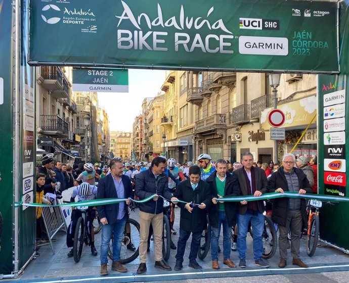 El presidente de la Diputación asiste en Jaén a la salida de la segunda etapa de la Andalucía Bike Race
