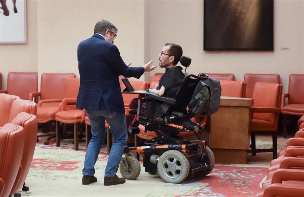 Archivo - El portavoz del PSOE en el Congreso , Patxi López (i) y su homólogo en Unidas Podemos, Pablo Echenique (d), conversan a su llegada a una reunión de Junta de Portavoces, en el Congreso de los Diputados, a 20 de septiembre de 2022, en Madrid (Es