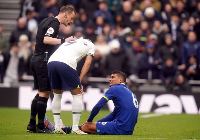 Thiago Silva del Chelsea se sienta en el suelo tras lesionarse durante el partido de fútbol de la Premier League inglesa entre Tottenham Hotspur y Chelsea en el estadio del Tottenham Hotspur