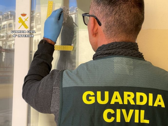 Un agente de la Guardia Civil tomando muestras