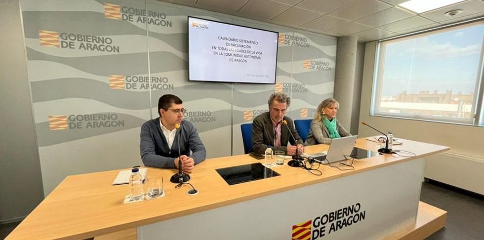 El responsable del programa de Vacunas, Manuel Méndez, el director general de Salud Pública, Francisco Javier Falo, la jefa de Prevención y Promoción de la Salud, Begoña Adiego.