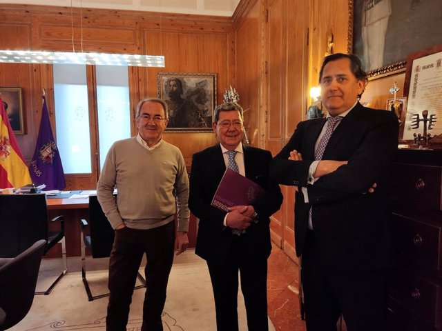 En la foto, de izquierda a derecha, el presidente del IDJ, Ángel Carretón, el presidente de la Diputación de Burgos, César Rico, y el auditor Javier Tola.