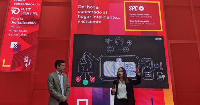 Ibon Salbidegoitia, R&D Manager de BigDa Solutions, y Teresa Acha-Orbea, directora general de SPC, en la presentación del nuevo ecosistema en MWC de Barcelona