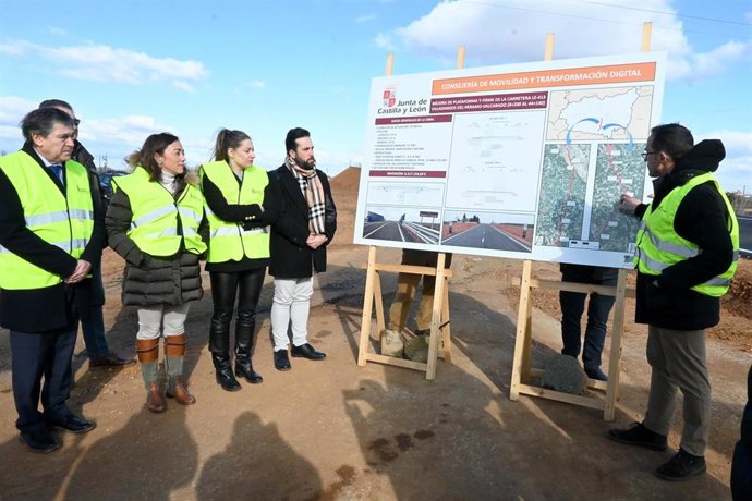 La consejera de Movilidad, María González, visita las obras de la LE-413 que se encuentran a punto de finalizar