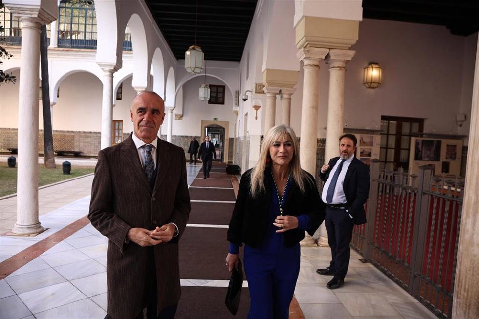 El alcalde de Sevilla, Antonio Muñoz, acompañado de la consejera de Desarrollo Educativo y Formación Profesional de la Junta de Andalucía, Patricia del Pozo, antes del comienzo del pleno institucional del Parlamento andaluz con motivo del 28F.