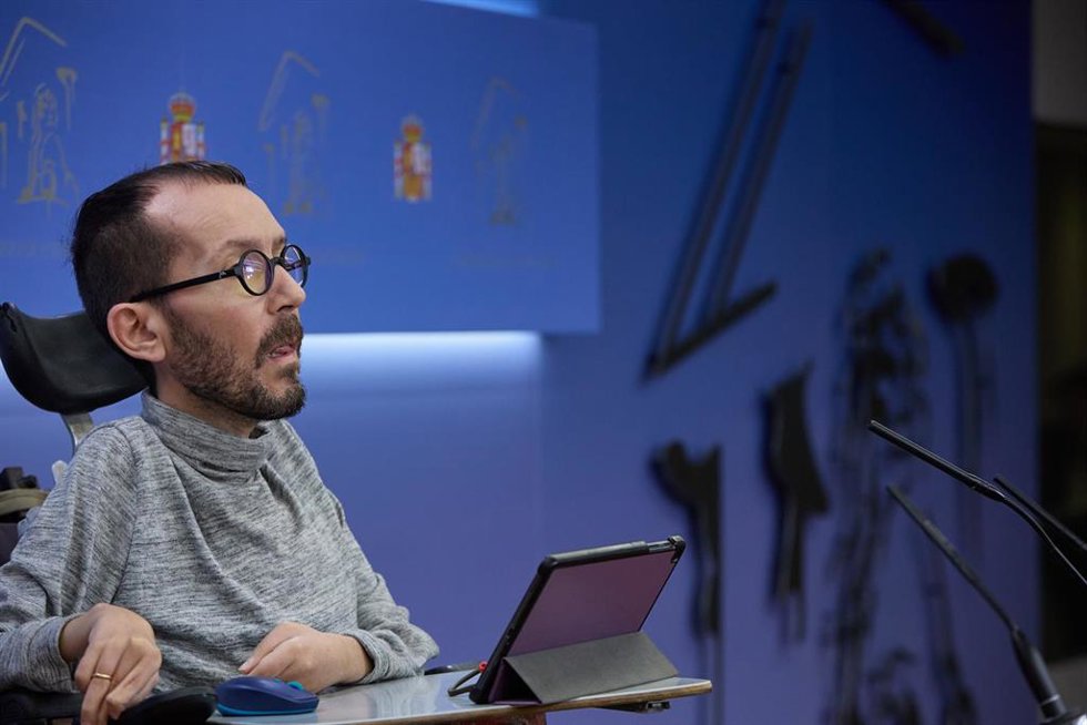 El portavoz de Unidas Podemos en el Congreso, Pablo Echenique, durante una rueda de prensa anterior a la reunión de la Junta de Portavoces, en el Congreso de los Diputados, a 28 de febrero de 2023, en Madrid (España).