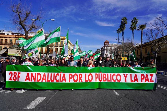 Imagen de la cabecera de la manifestación convocada este martes por la izquierda con motivo del Día de Andalucía, que transcurre bajo el lema 'Andalucía po lo público y la paz'.