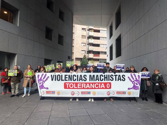 Concentración contra las violencias machistas convocada por CCOO y UGT ante los juzgados de Llamaquique, en Oviedo