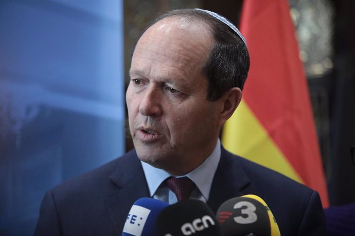 El ministro de Economía e Industria de Israel, Nir Barkat, en declaraciones a los medios en Barcelona