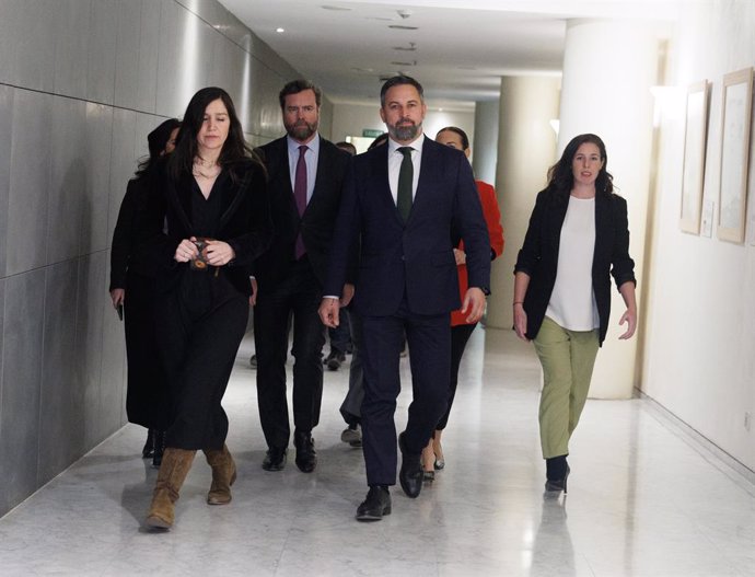 El líder de VOX, Santiago Abascal i, a la segona fila, el portaveu parlamentari de la formació al Congrés, Iván Espinosa de los Monteros 