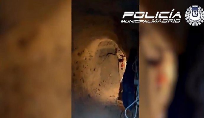 Galería excavada en la calle Montera sin licencia ni medidas de seguridad, y en la que trabajaba un operario sin contrato.