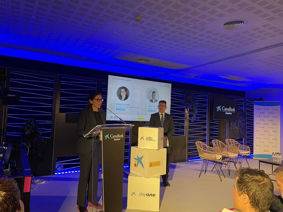 La directora territorial de Barcelona de CaixaBank, Maria Alsina, y el director territorial de Catalunya de CaixaBank, Josep Maria González.