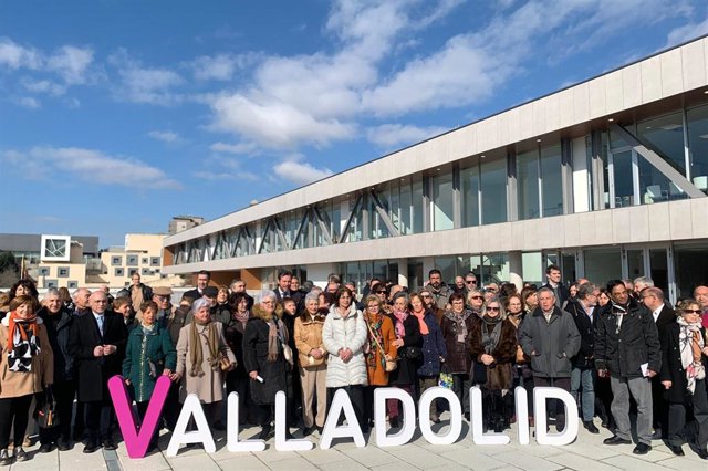 El alcalde de Valladolid, concejales del equipo de Gobierno y personas mayores, ante el nuevo Centro de Vida Activa de Parquesol.