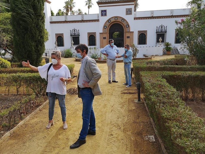 Archivo - El delegado de Transición Ecológica, David Guevara, en los jardines de acceso al Pabellón de Telefónica.