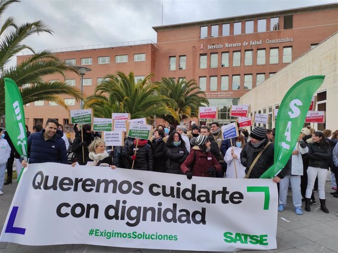 Concentración convocada por Satse en Pamplona coincidiendo con la jornada de huelga para personal de enfermería y fisioterapeutas.