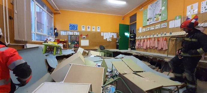 Archivo - Bomberos inspeccionan el colegio público Rey Pelayo, de Gijón, tras el derrumbe del suelo de un aula de Infantil (Archivo)