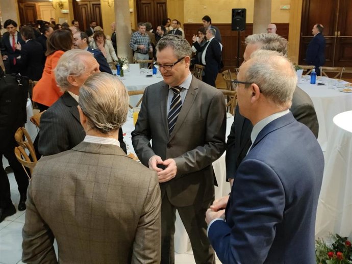 Dueñas con el director y gerente de La Gaceta de Salamanca.