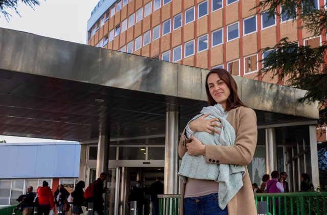 La portavoz de Más Madrid en el Ayuntamiento, Rita Maestre, ya está en casa con su hija, desde donde aplaude la sanidad pública y la labor feminista de las matronas